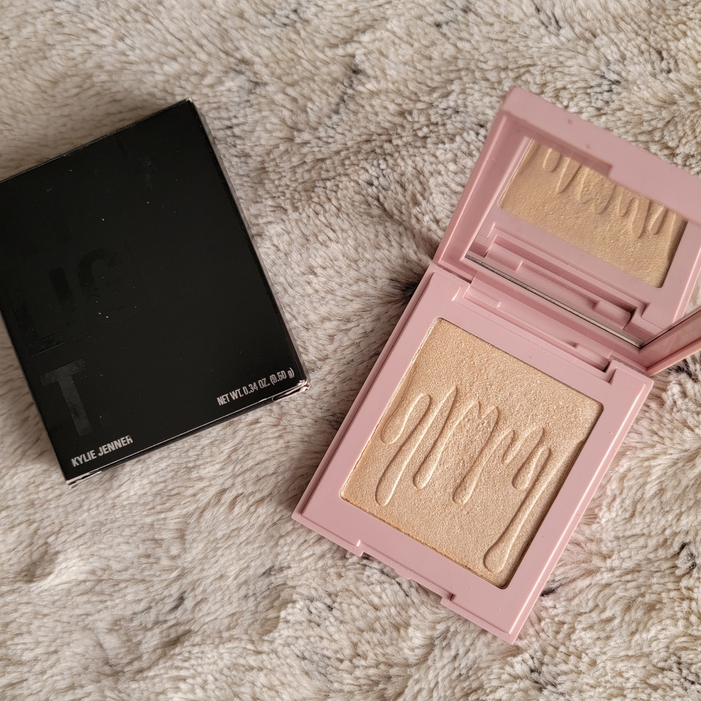 Ice Me Out Pressed Powder Highlighter - Kylie Cosmetics